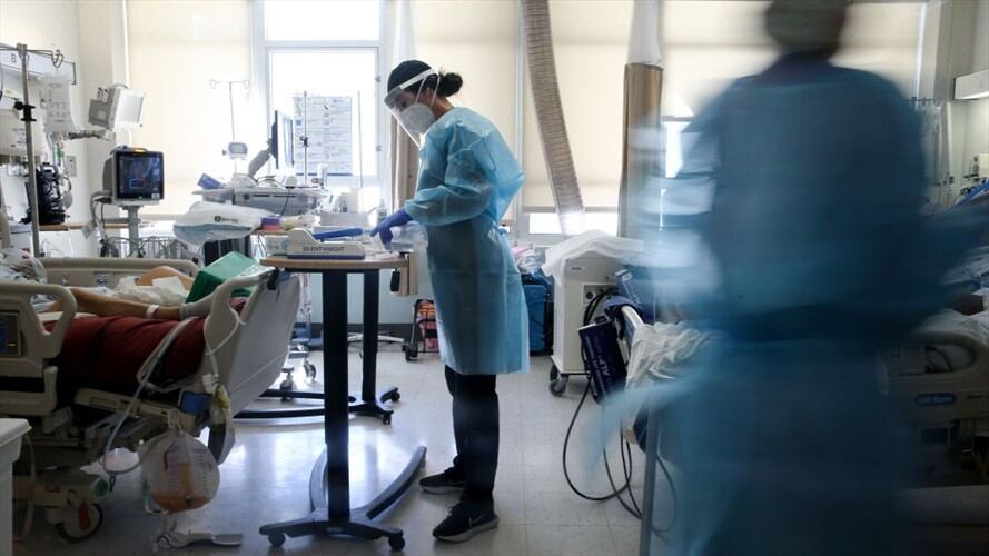 Los médicos, a través de un comunicado, además solicitan confinamiento total de 14 días, vacunación permanente las 24 horas y más ambulancias para el traslado de pacientes graves. Foto: Getty Images / MARIO TAMA