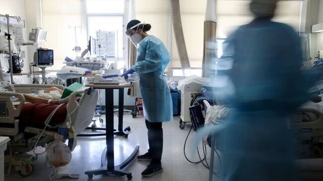 Los médicos, a través de un comunicado, además solicitan confinamiento total de 14 días, vacunación permanente las 24 horas y más ambulancias para el traslado de pacientes graves. Foto: Getty Images / MARIO TAMA
