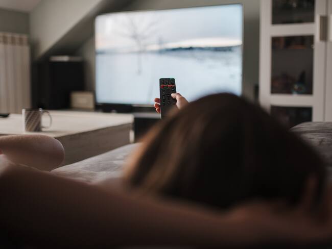 Imagen de referencia persona viendo televisión. Foto: Getty Images