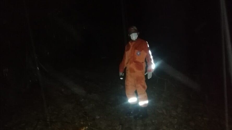 Los voluntarios de la Defensa Civil tuvieron dificultades para ingresar, pues en la carretera se presentó otro derrumbe . Foto: Cortesía