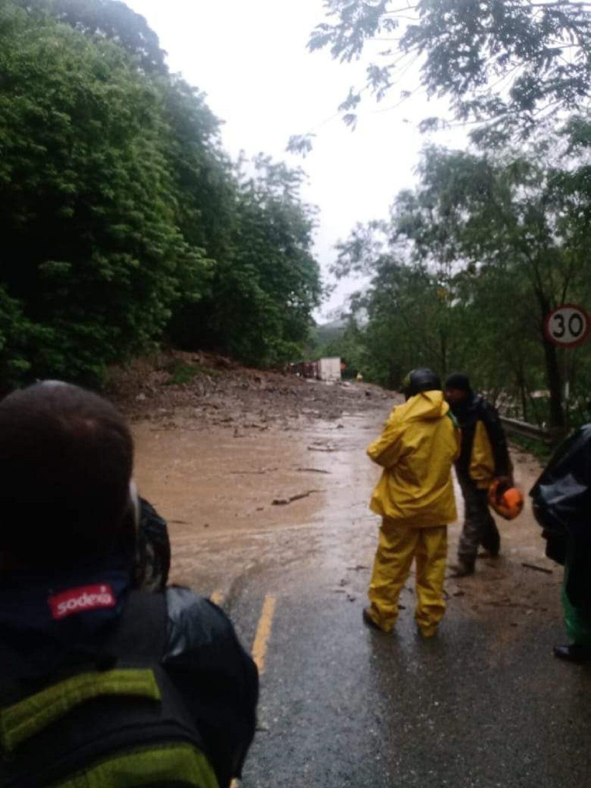 Cierre total en la vía Manizales - Medellín. Crédito: Suministrada por la comunidad.