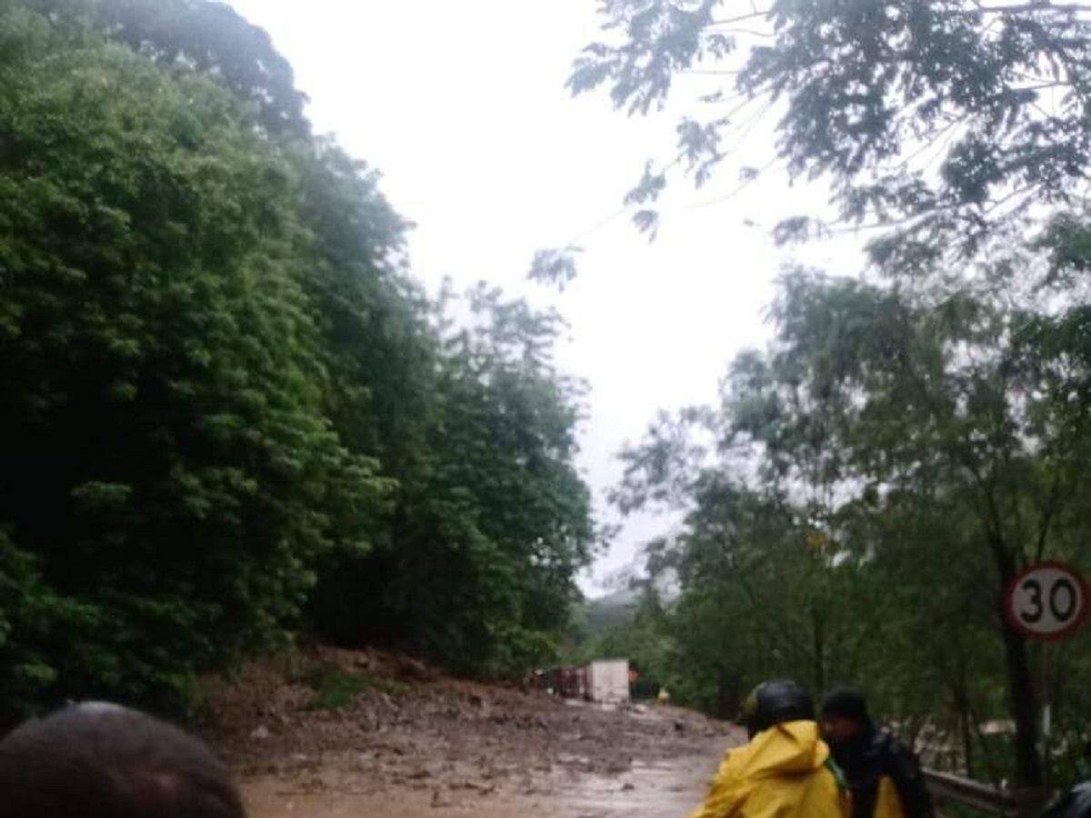 La vía Manizales - Medellín está cerrada por deslizamiento de tierra