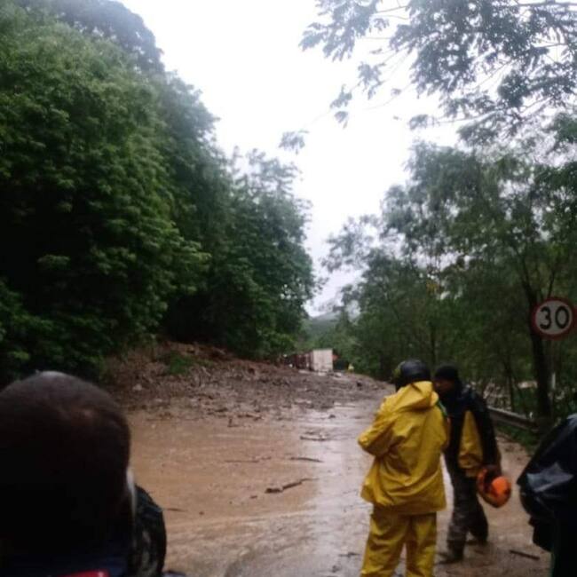 Cierre total en la vía Manizales - Medellín. Crédito: Suministrada por la comunidad.