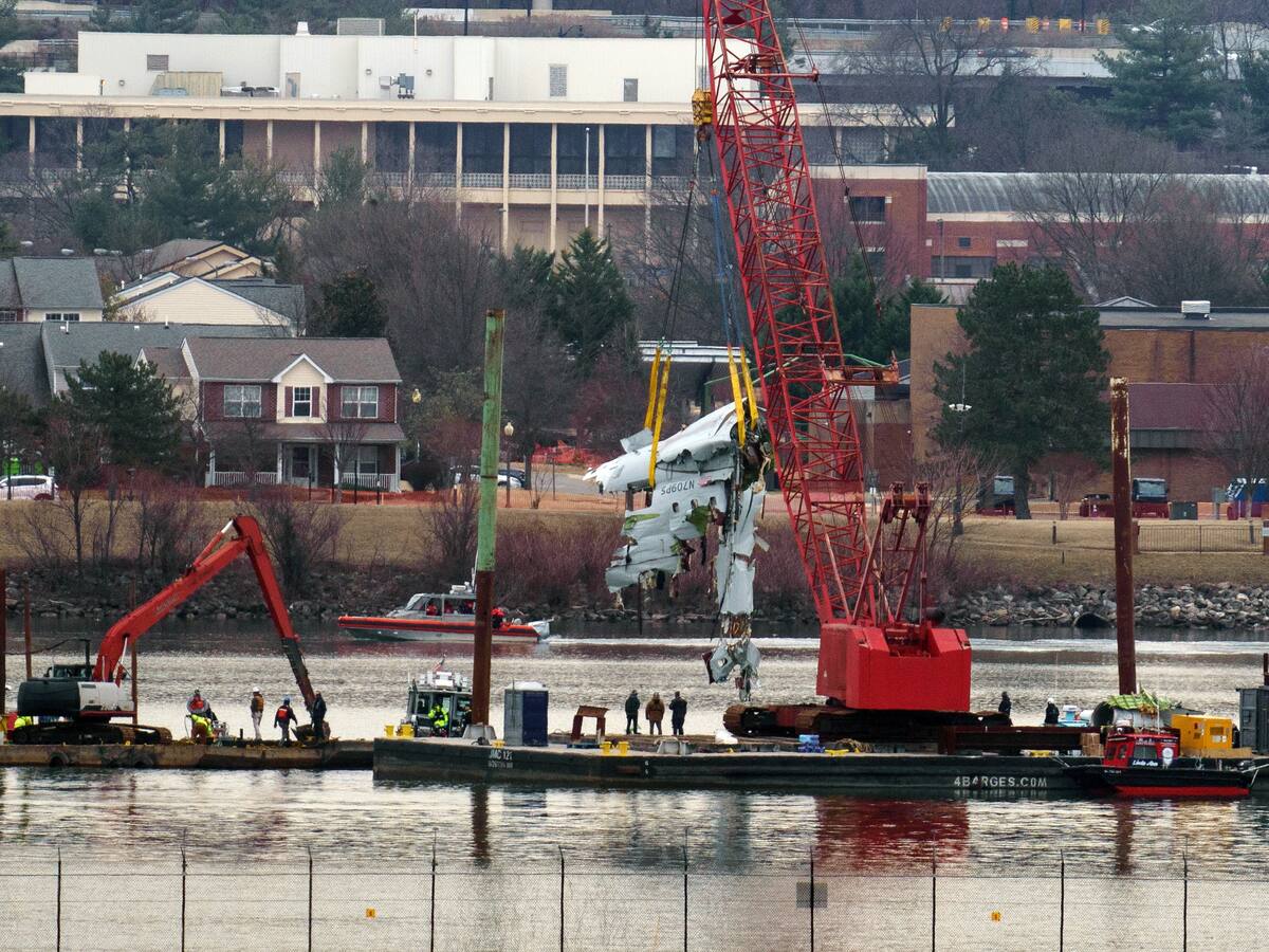Recuperan las principales piezas del avión y el helicóptero que colisionaron en Washington