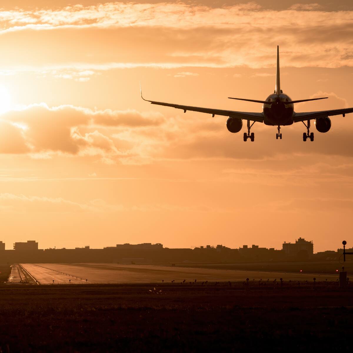 Sanciones para aerolíneas parecen hechas por ellas mismas: Alejandro Ocampo