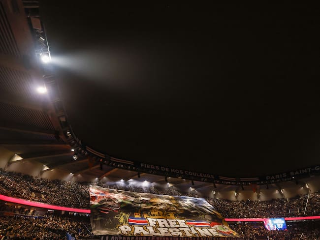 Paris (France), 06/11/2024.- Supporters of Paris Saint Germain display a banner reading 'Free Palestine' during the UEFA Champions League league phase match between Paris Saint-Germain and Atletico Madrid, in Paris, France, 06 November 2024. (Liga de Campeones, Francia) EFE/EPA/MOHAMMED BADRA