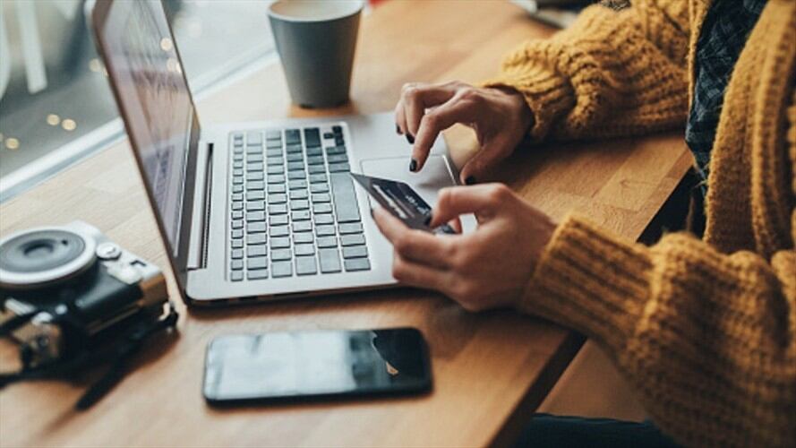 Según un estudio, a la hora de realizar compras en línea, las mujeres en Colombia prefieren utilizar el celular.. Foto: Getty Images