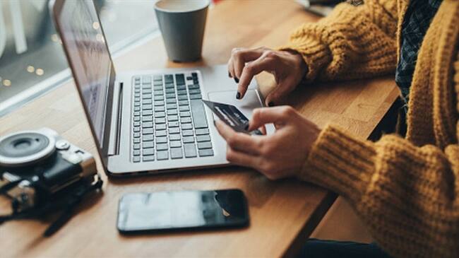 Según un estudio, a la hora de realizar compras en línea, las mujeres en Colombia prefieren utilizar el celular.. Foto: Getty Images