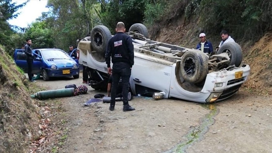 El conductor de la camioneta sufrió un microsueño, por lo que perdió el control y se ocasionó el volcamiento. . Foto: Cortesía Néctar de Colombia