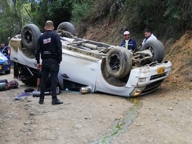 El conductor de la camioneta sufrió un microsueño, por lo que perdió el control y se ocasionó el volcamiento. . Foto: Cortesía Néctar de Colombia