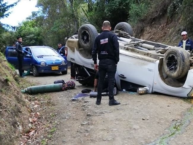 El conductor de la camioneta sufrió un microsueño, por lo que perdió el control y se ocasionó el volcamiento. . Foto: Cortesía Néctar de Colombia