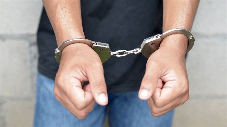 Foto ilustrativa de un sujeto detenido. Foto: Getty Images/SAKDAWUT14