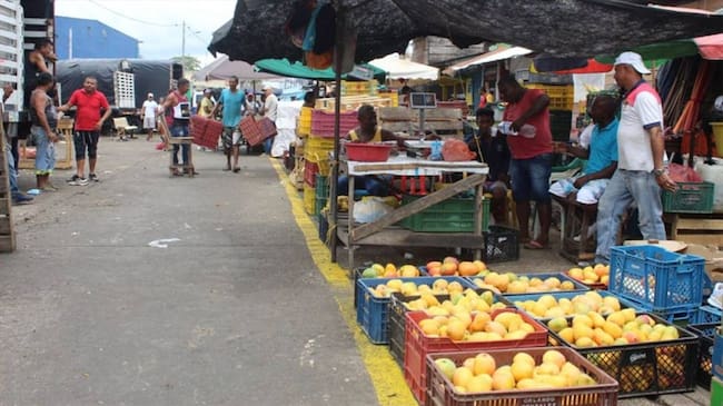 El mercado de Bazurto es visto como un foco de contagios de Covid-19. Foto: Caracol Radio