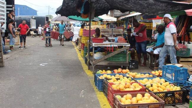 El mercado de Bazurto es visto como un foco de contagios de Covid-19. Foto: Caracol Radio