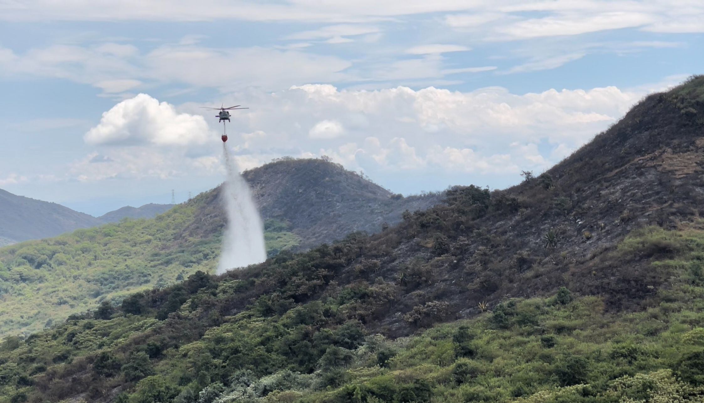 Según las primeras hipótesis de los bomberos de Yumbo, la emergencia habría sido provocada por manos criminales. Foto: Cortesía. 
