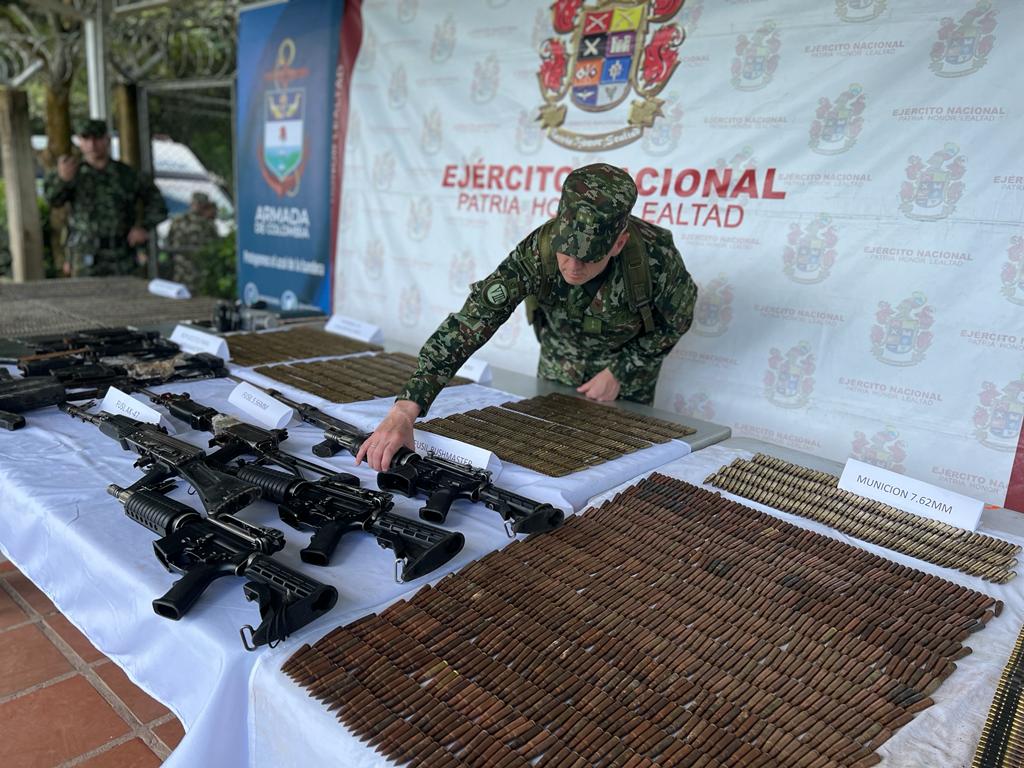 Ejército incautó más de 2 toneladas de explosivos de las disidencias de las Farc en Arauca. Foto: Ejército Nacional.
