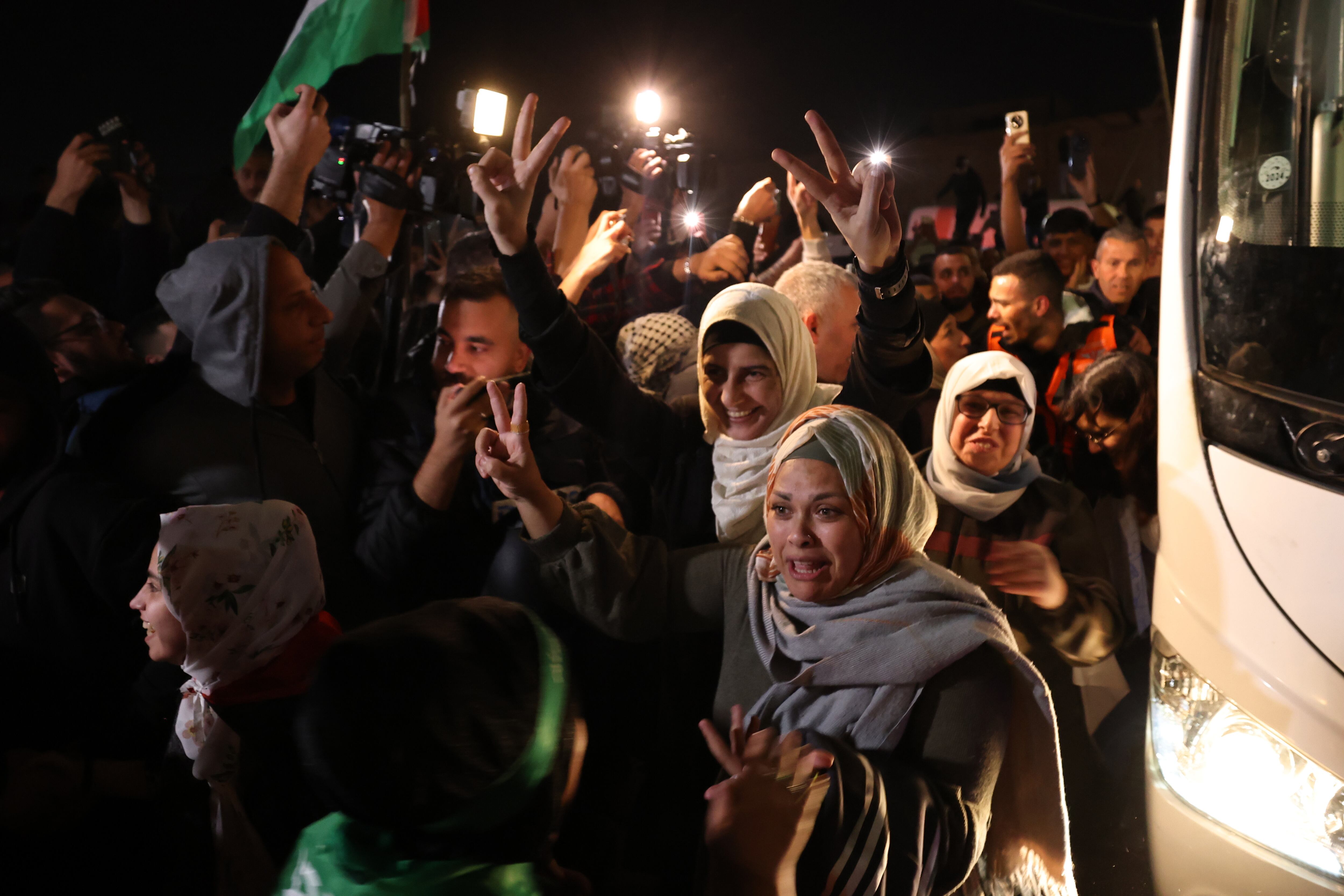 Beitonia (-), 24/11/2023.- Recently freed Palestinian prisoners celebrate with crowds that were awaiting for them, after leaving the Isareli Ofer military prison, in the town of Beitonia near Ramallah, West Bank, 24 November 2023. Israel and Hamas agreed to a four-day ceasefire, mediated by Qatar, the US, and Egypt, that came into effect at 05:00 AM GMT on 24 November, with 50 Israeli hostages, women and children, to be released by Hamas. 150 Palestinian women and children that were detained in Israeli prisons are to be released in exchange. More than 14,000 Palestinians and at least 1,200 Israelis have been killed, according to the Gaza Government media office and the Israel Defense Forces (IDF), since Hamas militants launched an attack against Israel from the Gaza Strip on 07 October, and the Israeli operations in Gaza and the West Bank which followed it. (Egipto, Catar, Ramala) EFE/EPA/ALAA BADARNEH
