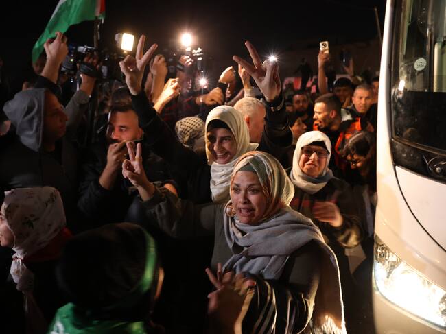 Beitonia (-), 24/11/2023.- Recently freed Palestinian prisoners celebrate with crowds that were awaiting for them, after leaving the Isareli Ofer military prison, in the town of Beitonia near Ramallah, West Bank, 24 November 2023. Israel and Hamas agreed to a four-day ceasefire, mediated by Qatar, the US, and Egypt, that came into effect at 05:00 AM GMT on 24 November, with 50 Israeli hostages, women and children, to be released by Hamas. 150 Palestinian women and children that were detained in Israeli prisons are to be released in exchange. More than 14,000 Palestinians and at least 1,200 Israelis have been killed, according to the Gaza Government media office and the Israel Defense Forces (IDF), since Hamas militants launched an attack against Israel from the Gaza Strip on 07 October, and the Israeli operations in Gaza and the West Bank which followed it. (Egipto, Catar, Ramala) EFE/EPA/ALAA BADARNEH