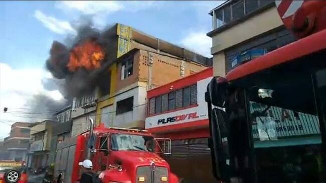 Al lugar de la emergencia acudieron dos máquinas bomba, una máquina de altura, tres carros logísticos, una ambulancia y un carro de investigación de incendio. Foto: Cortesía