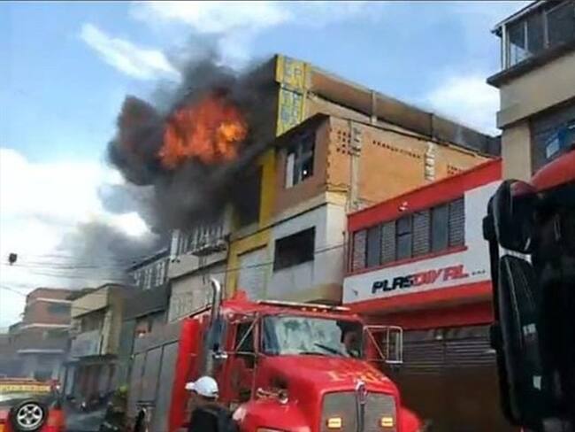 Al lugar de la emergencia acudieron dos máquinas bomba, una máquina de altura, tres carros logísticos, una ambulancia y un carro de investigación de incendio. Foto: Cortesía