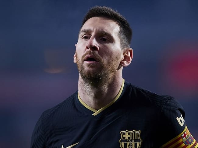 Se encienden las alarmas en el Barcelona por la portada de France Football con Messi. Foto: Fran Santiago/Getty Images