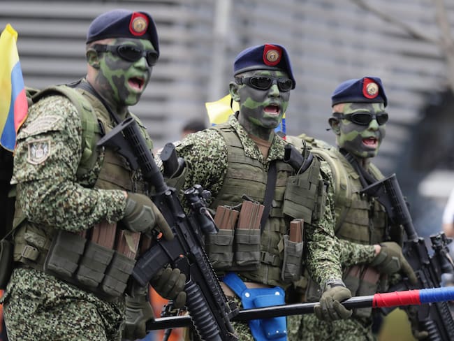 Desfile de militares en Bogotá por la conmemoración de los 213 años de la independencia de Colombia. Foto: EFE.