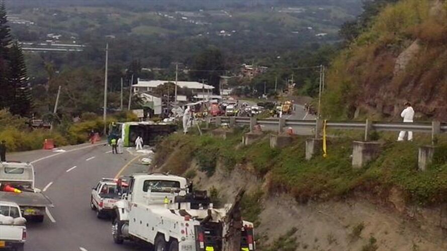 El procesado confesó que fue encandelillado por un vehículo que venía por el carril contrario, lo que lo obligó a orillarse hasta la berma por donde transitaban los peatones. Foto: Colprensa