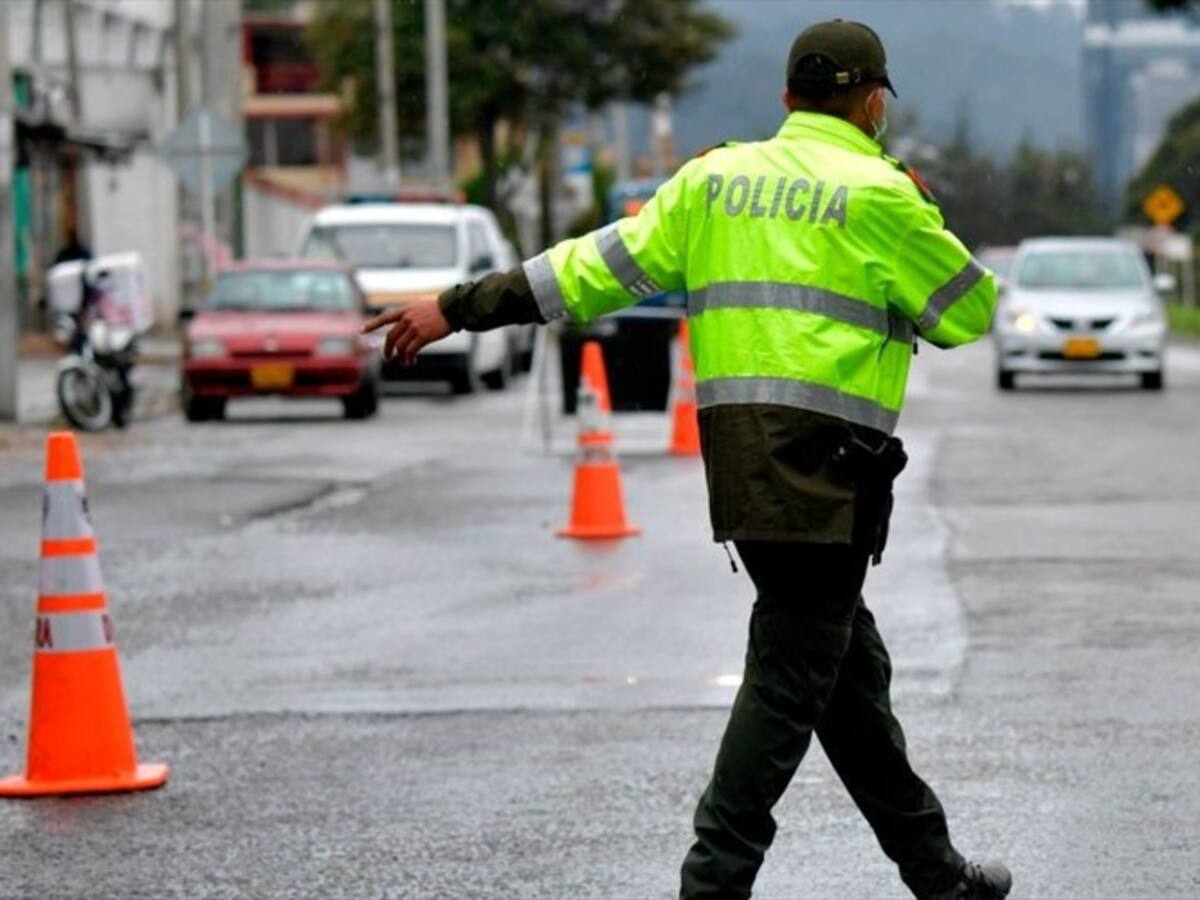 Dos policías fueron descubiertos cuando intentaban robarse un vehículo en Bogotá