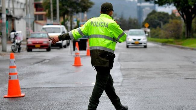 Dos policías fueron descubiertos cuando intentaban robarse un vehículo / imagen de referencia. Foto: Getty Images