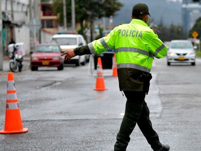Dos policías fueron descubiertos cuando intentaban robarse un vehículo / imagen de referencia. Foto: Getty Images