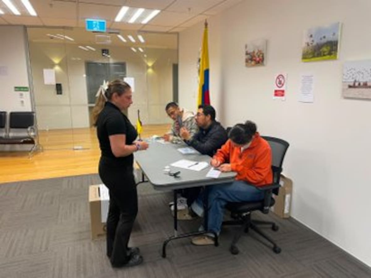 Con el primer voto en Nueva Zelanda arrancó la segunda vuelta presidencial de Colombia en el exterio