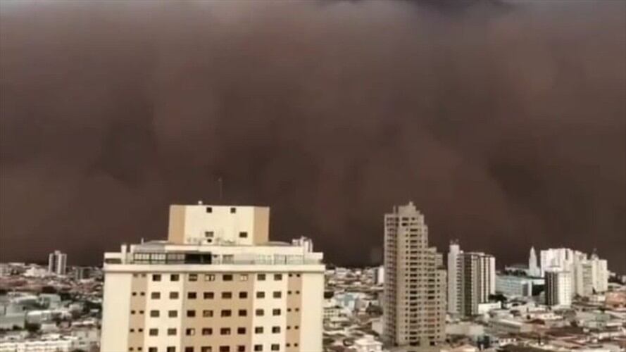 Gigantesca nube de polvo en Brasil. Foto: Twitter