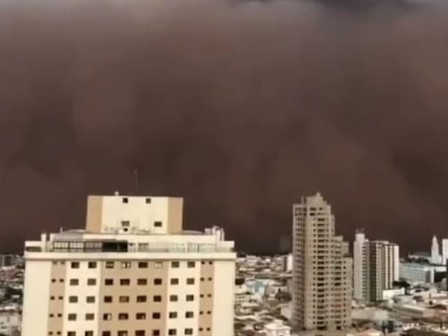 Gigantesca nube de polvo en Brasil. Foto: Twitter