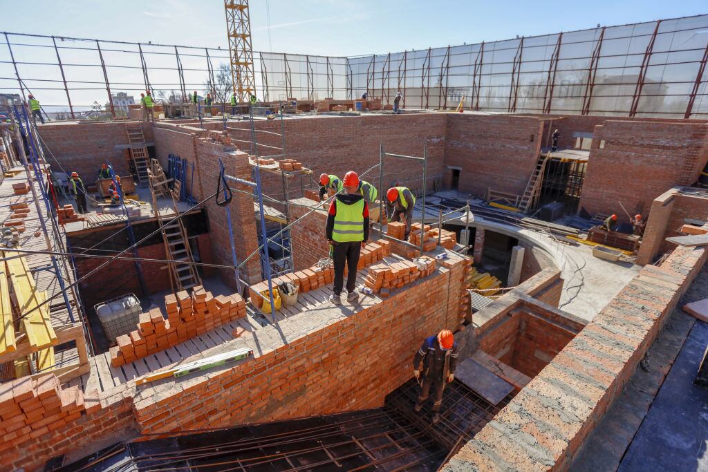 Así avanza la reconstrucción de Mariúpol en el marco de la guerra entre Rusia y Ucrania