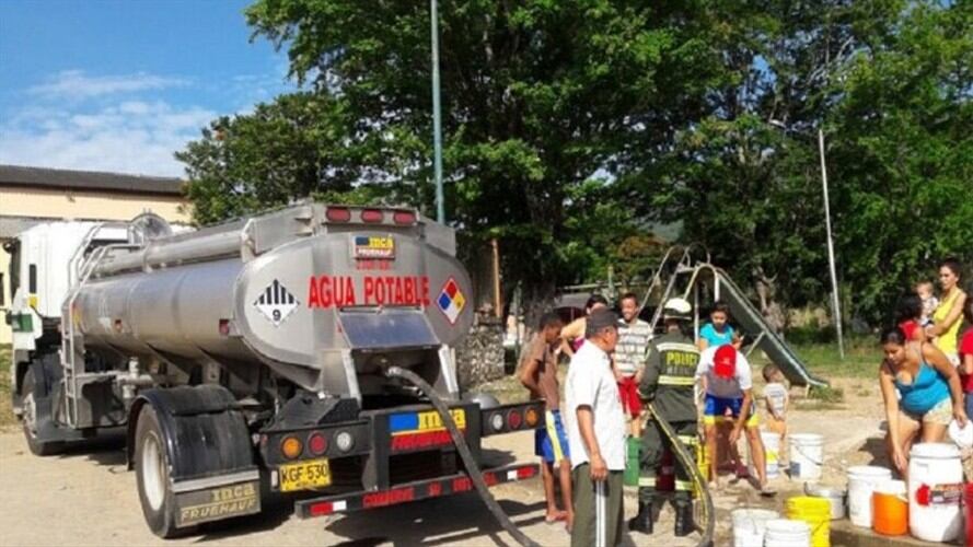 Suministran agua a través de carrotanques a comunidades indígenas por derrame de crudo. Foto: Cortesía