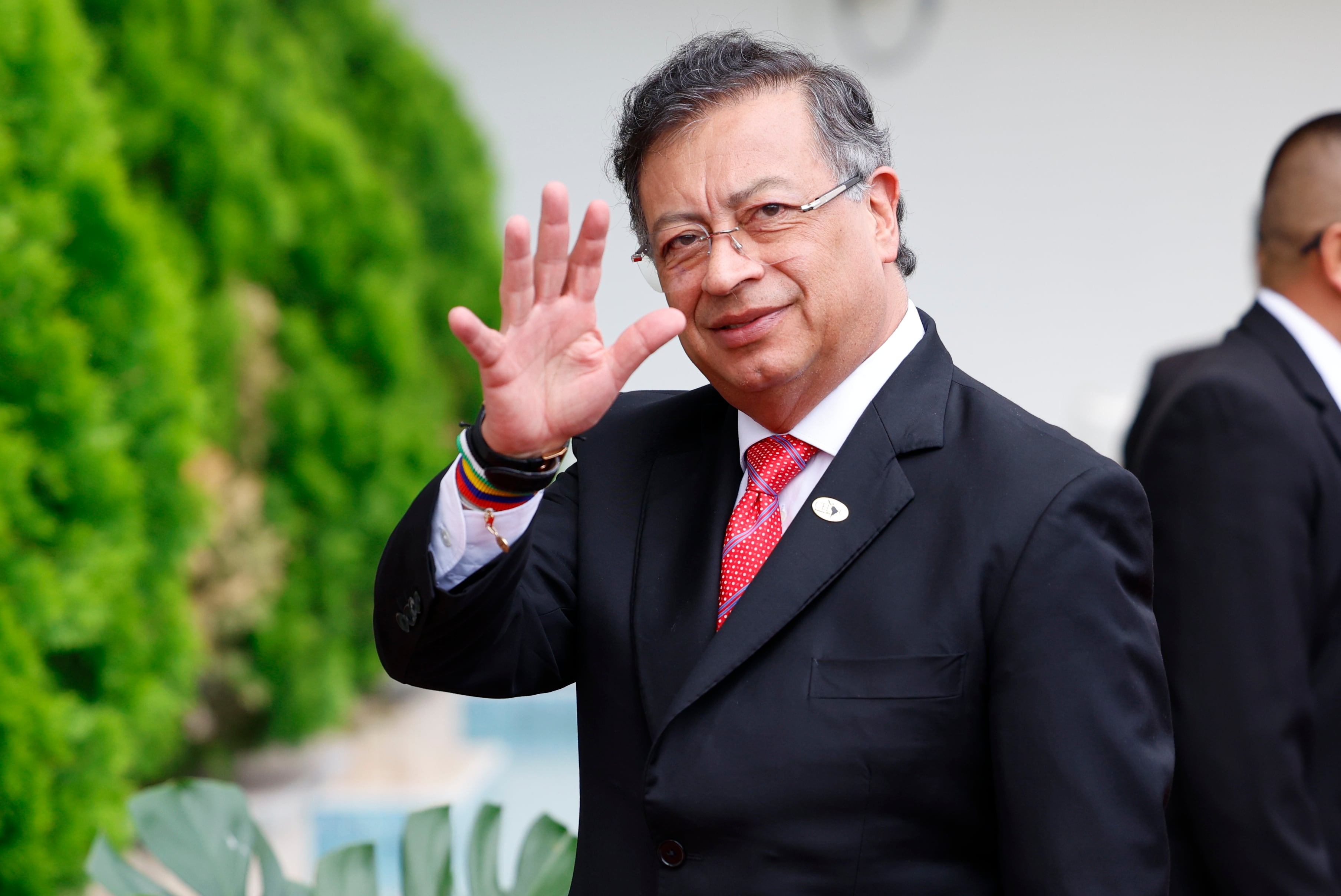 El presidente de Colombia Gustavo Petro, saluda a su llegada este miércoles a la IX Cumbre de la Comunidad de Estados Latinoamericanos y Caribeños (Celac). EFE/ Bienvenido Velasco