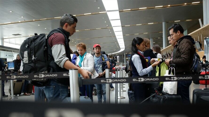 Turistas en el aeropuesrto El Dorado, Bogotá. Foto: Colprensa
