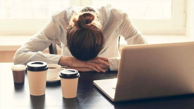Numerosos estudios dicen que la falta de sueño afecta seriamente el rendimiento de una persona en el trabajo. Foto: BBC Mundo