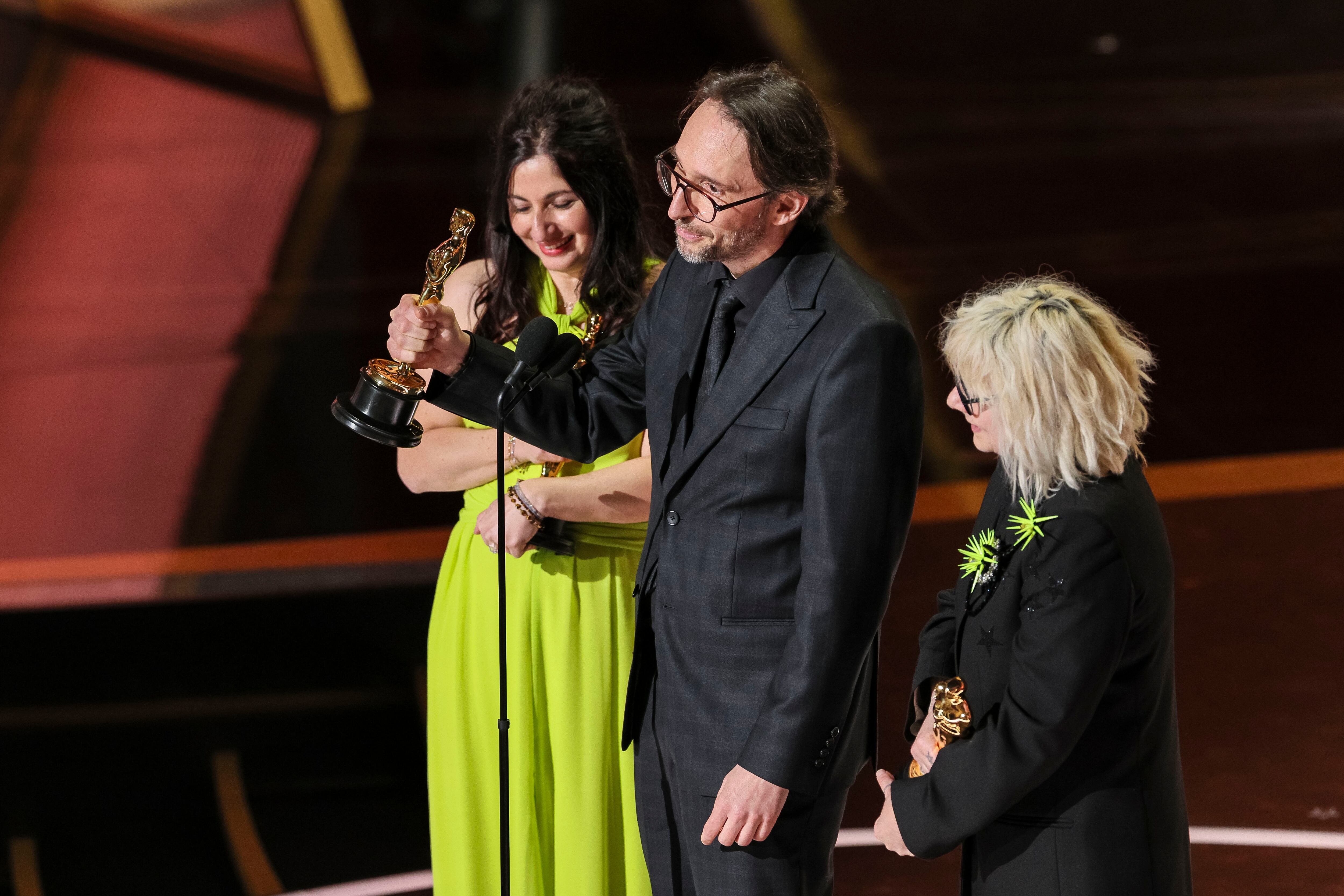 LOS ÁNGELES (Estados Unidos), 03/03/2025.- Marilyne Scarselli, Pierre-Olivier Persin y Stephanie Guillon aceptan el Oscar a Maquillaje y Peluquería por 'The Substance' durante la 97ª ceremonia de los Premios de la Academia, en el Dolby Theatre.
