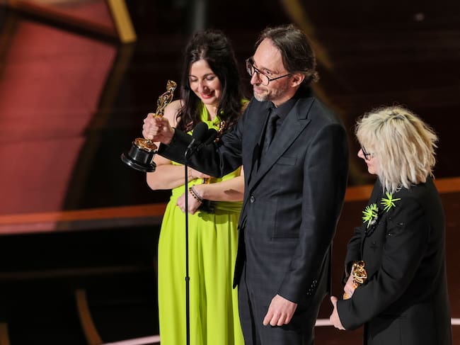 LOS ÁNGELES (Estados Unidos), 03/03/2025.- Marilyne Scarselli, Pierre-Olivier Persin y Stephanie Guillon aceptan el Oscar a Maquillaje y Peluquería por 'The Substance' durante la 97ª ceremonia de los Premios de la Academia, en el Dolby Theatre.
