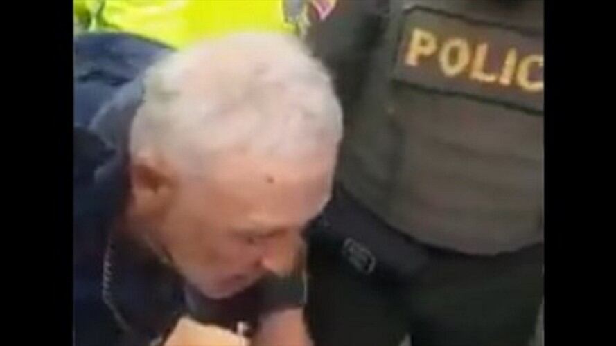 Adulto mayor dedicado a las ventas ambulantes es agredido por la Policía. Foto: captura de pantalla