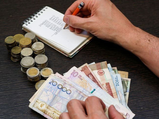 Dinero en Colombia. Foto: Getty Images