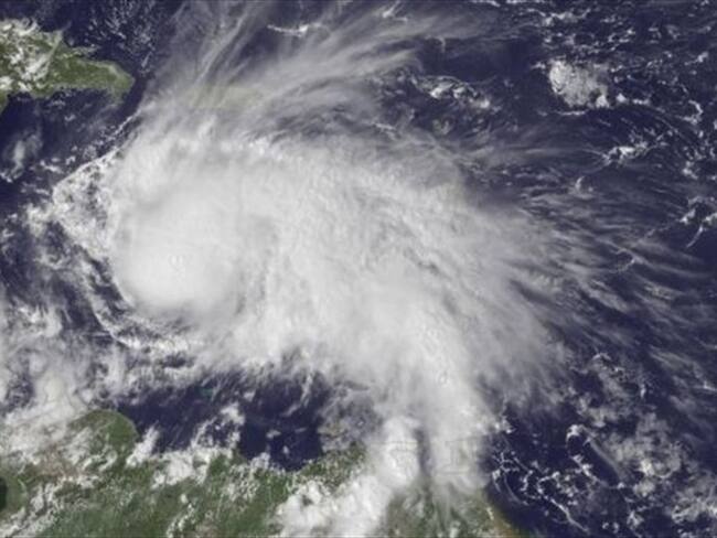 El huracán Matthew alcanzó rápidamente la categoría 4 y siguió aumentando su fuerza hasta llegar a categoría 5 el viernes tarde. Foto: AFP / NOAA. Imagen tomada de BBC Mundo.