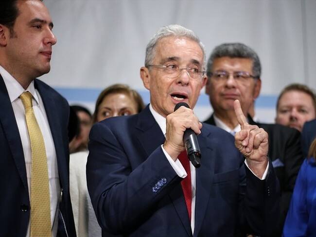La Fiscalía pedirá preclusión a favor del expresidente Álvaro Uribe en la investigación por manipulación de testigos. Foto: Colprensa / ÁLVARO TAVERA