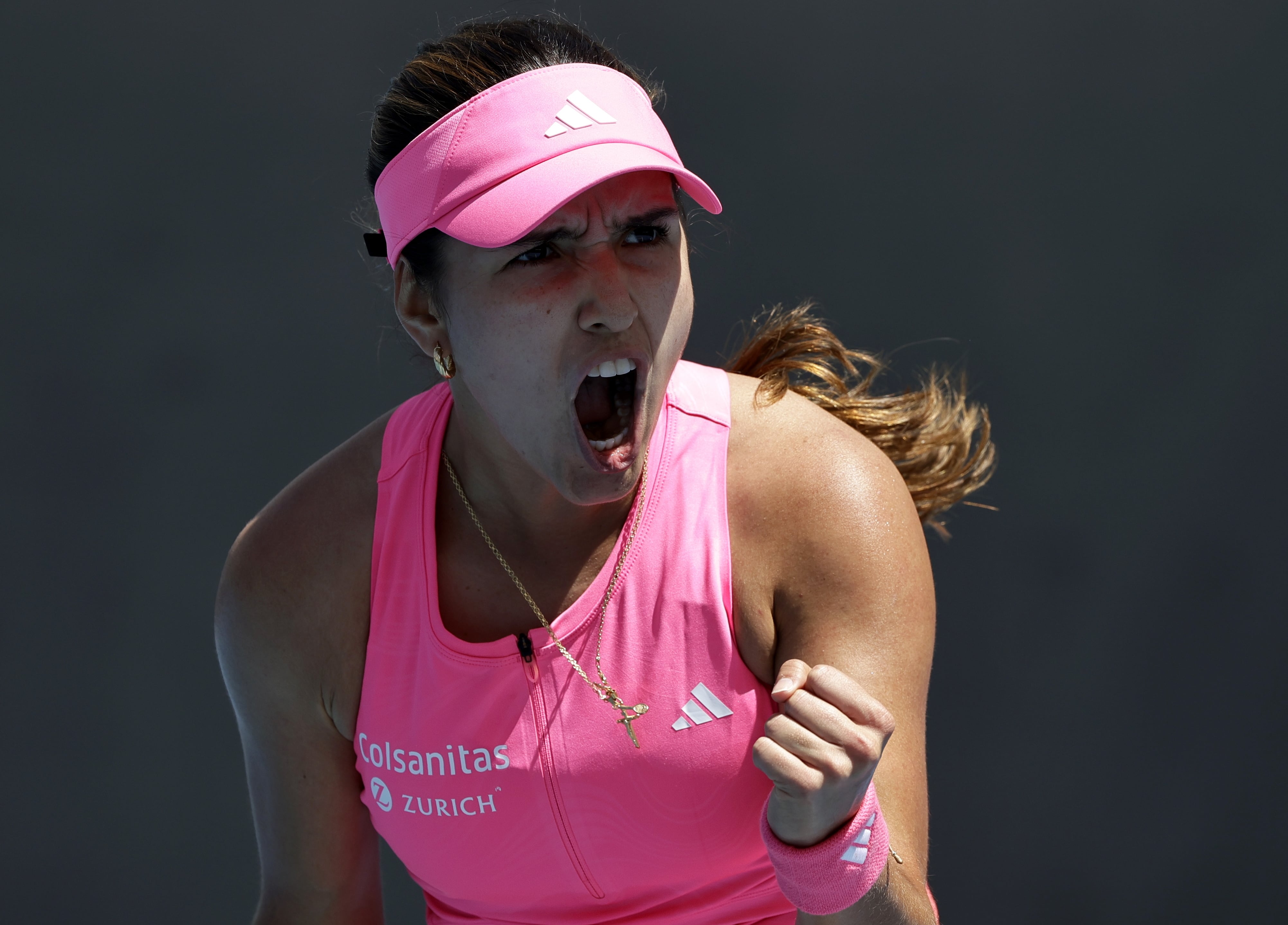 Melbourne (Australia), 16/01/2025.- La colombiana Camila Osorio celebra un punto durante su partido de la segunda ronda del Individual Femenino, contra la tunecina Ons Jabeur, en el Abierto de Australia.