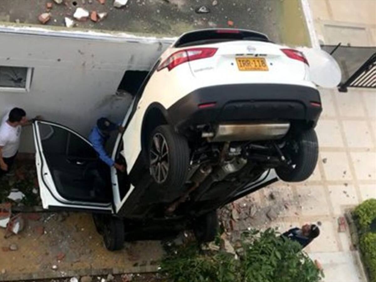 Un vehículo cayó desde un parqueadero elevado en Floridablanca