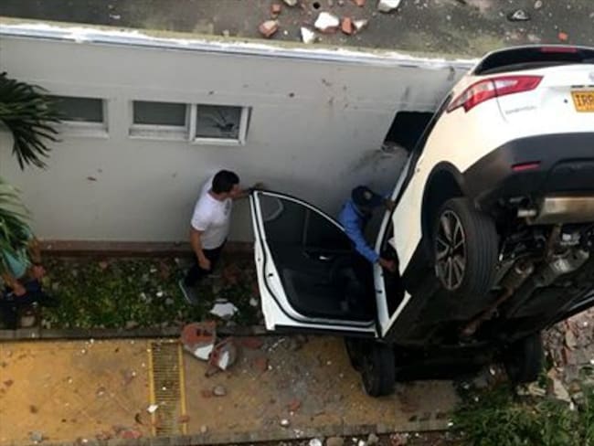 Un vehículo Nissan cayó desde el segundo piso de un parqueadero elevado. Foto: Suministrado por Nataly Ayala