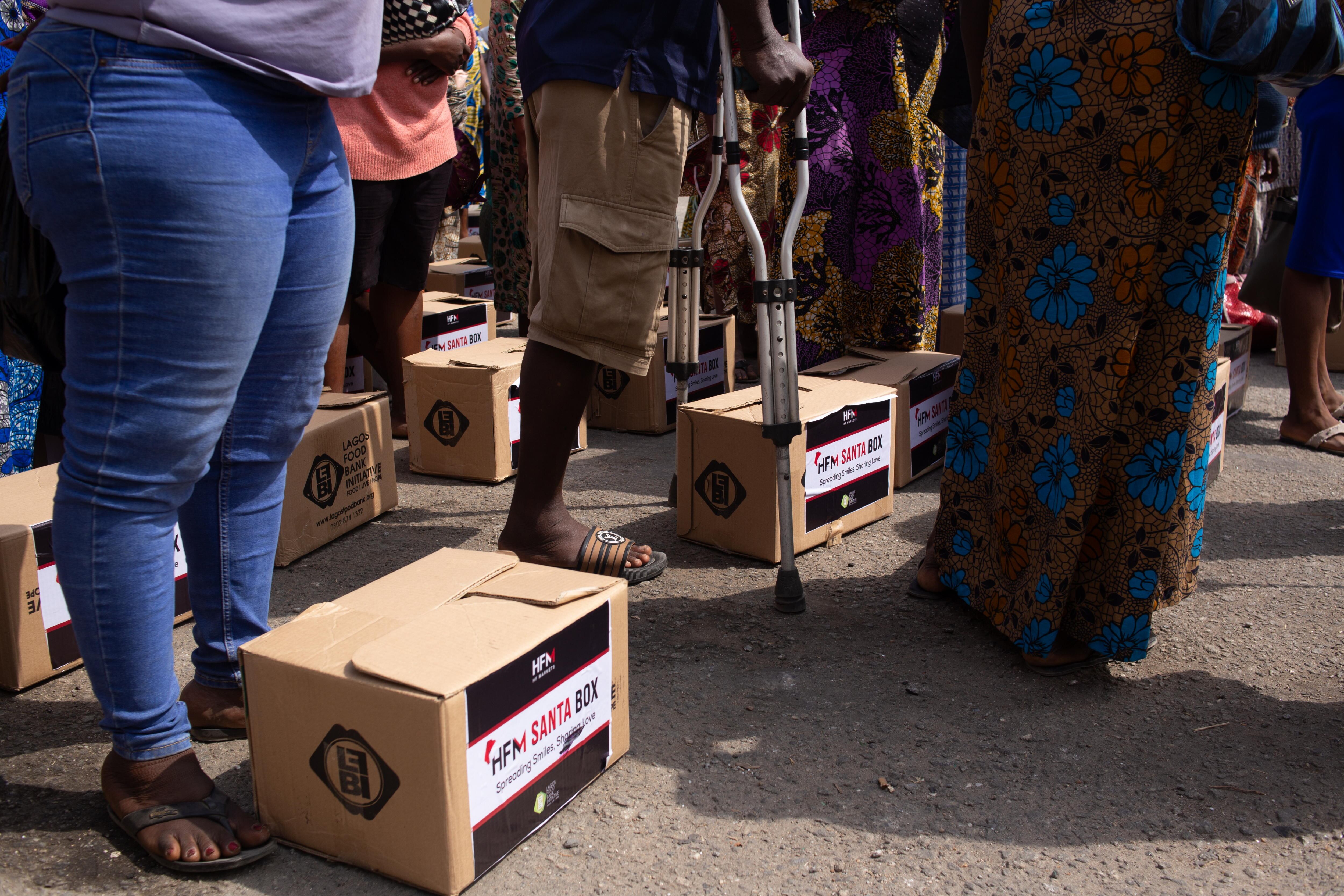 Nigerianos recibiendo cajas de alimento. I Foto: EFE/EPA/EMMANUEL ADEGBOYE.