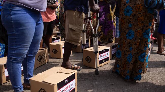 Lagos (Nigeria), 21/12/2024.- Local recipients receive boxes of food at the Lagos Food Bank for the city's poorest, in Lagos, Nigeria, 21 December 2024. According to the United Nations (UN), over 30 million Nigerians are facing acute hunger. As some people can barely afford daily necessities and food stuff they have turned to food banks for help. Food inflation surged to 39.93 percent in November 2024, an increase from 32.84 percent in November 2023, mainly due to higher prices of staple foods, including yams, water yams, guinea corn, maize, rice, beer, and vegetable oil, according to the National Bureau of Statistics of Nigeria. (República Guinea) EFE/EPA/EMMANUEL ADEGBOYE