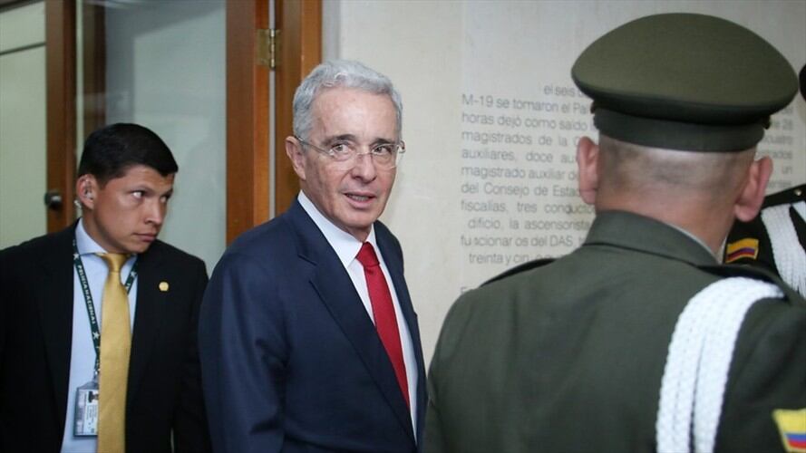 Contra el expresidente Álvaro Uribe Vélez cursa una investigación por supuesta manipulación de testigos. Foto: Colprensa / CAMILA DÍAZ